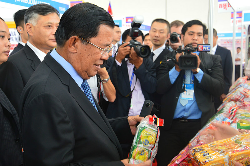 柬埔寨首相洪森巡视第十三届中国-东盟博览会展馆